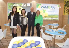 Los propietarios de la empresa argentina Zamora Citrus, Alicia y Juan (en el medio) y su hija Florencia Zamora, junto con Lilia Leggio.